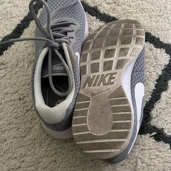 Women’s gray Nike gym shoes - Picture 4 of 4